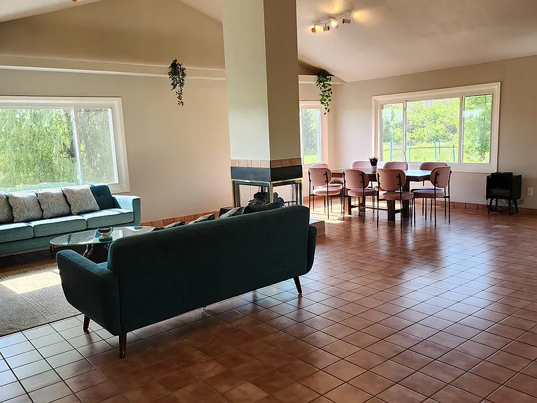 2084 Lake Shore Rd — Photo 6