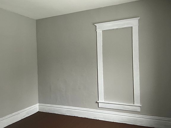 4th image of 1052 E Prairie St