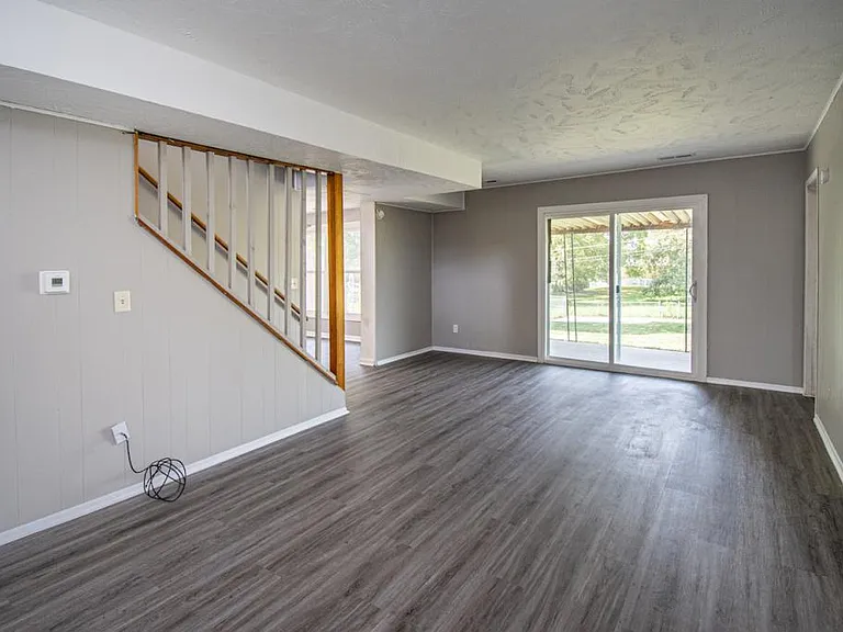 1220 Hillcrest Dr — Photo 6