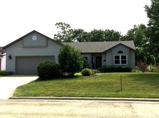 442 Countryside Ln, Dixon, IL 61021