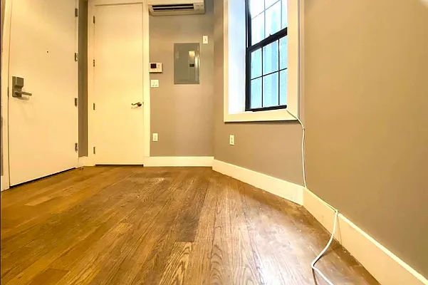 Rented by Safdie Realty Group | media 35