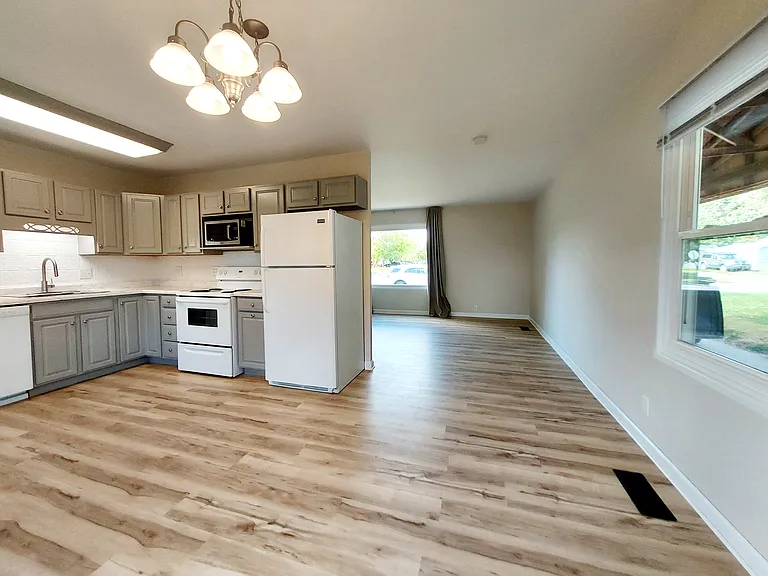 1100 E Sherman St — Photo 2