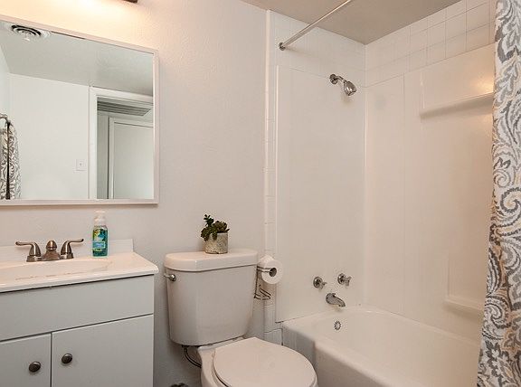 4th image of 1607 W Oak St APT 205