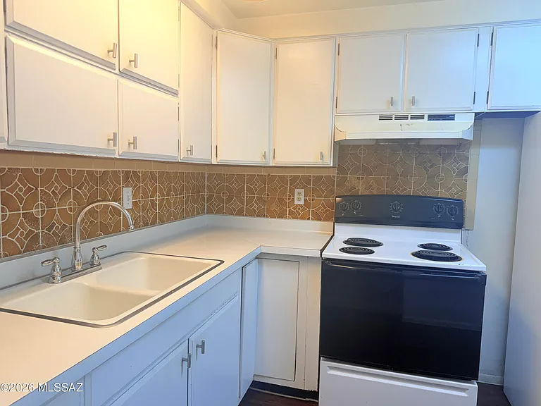 1244 S Camino Seco — Photo 24