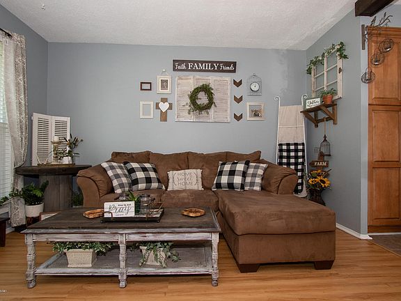 5th image of 411 Glengarry Dr