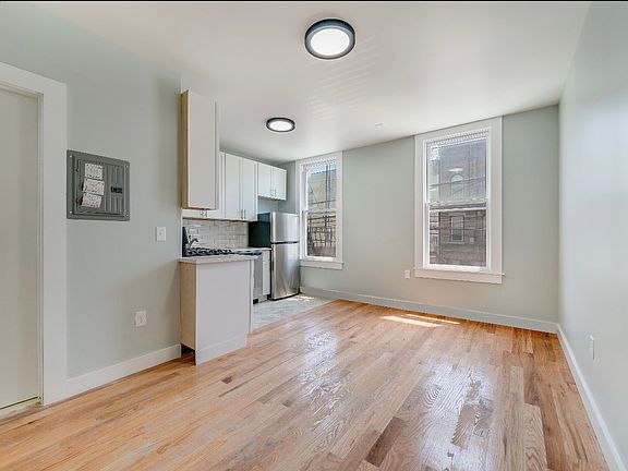 4th image of 1139 Summit Ave APT 4