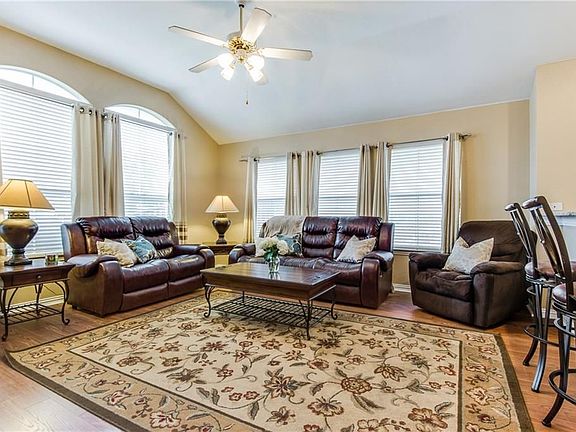 4th image of 437 Vista Trail Dr