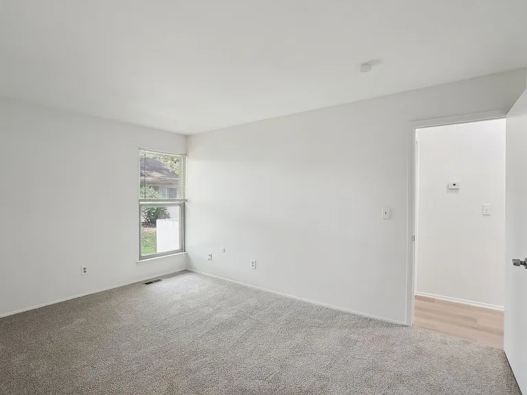 Taylor Gardens Apartments — Photo 12