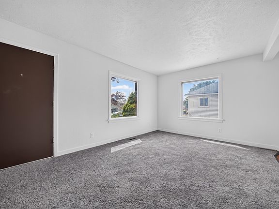 3rd image of 2921 E Hoffman Ave
