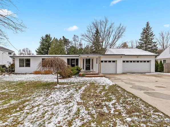 907 E Eureka St, Greenville, MI 48838