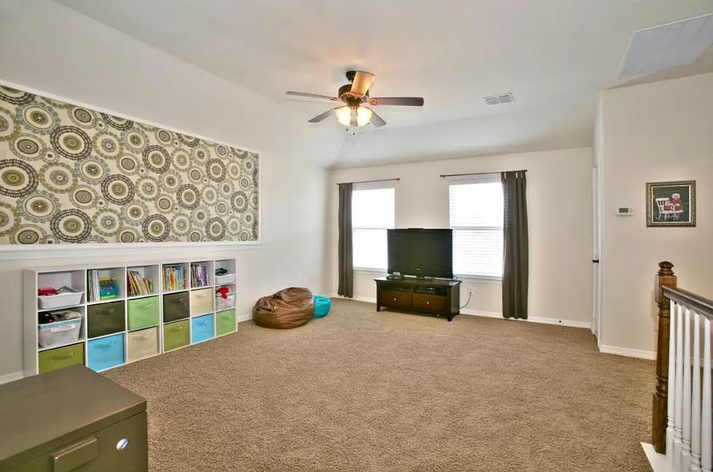 4 bed, 2.5 bath, 2515 sqft, $2,600 — Photo 2