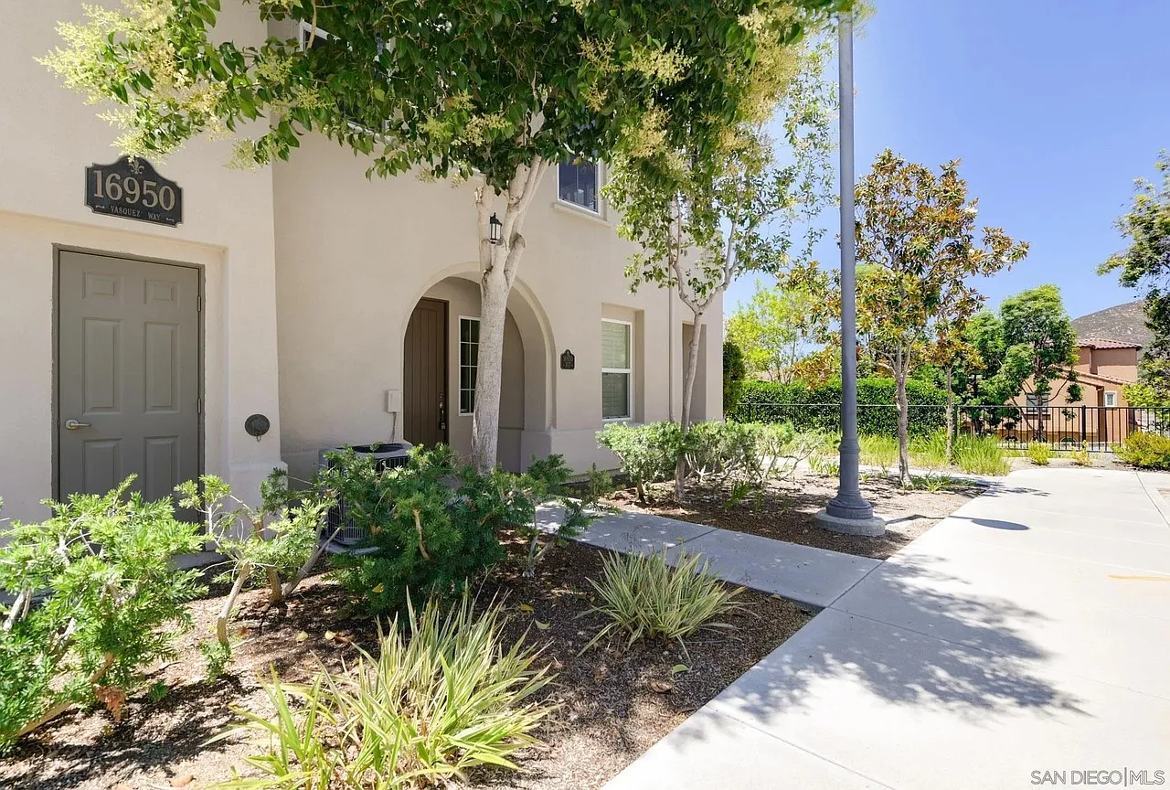3 bed, 3.5 bath, 1498 sqft, $3,800 — Photo 2