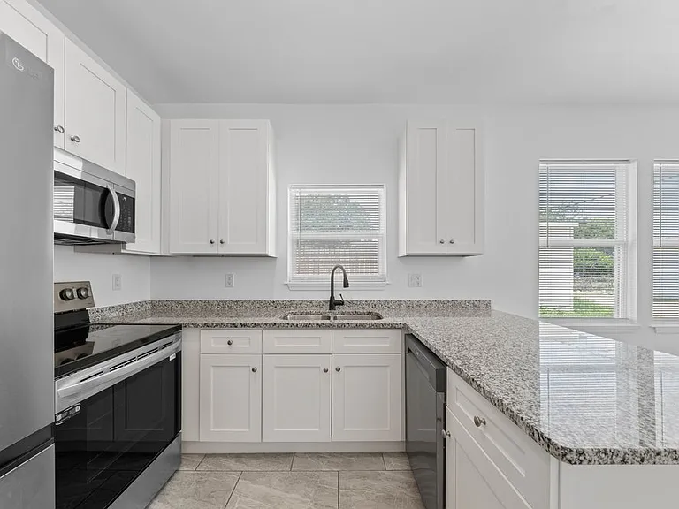 323 Gabriel St #202 — Photo 10