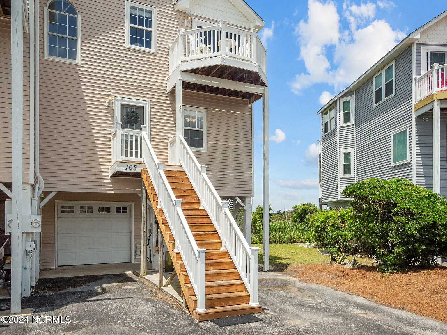 3 bed, 2.5 bath, 1384 sqft, $2,750 — Photo 2