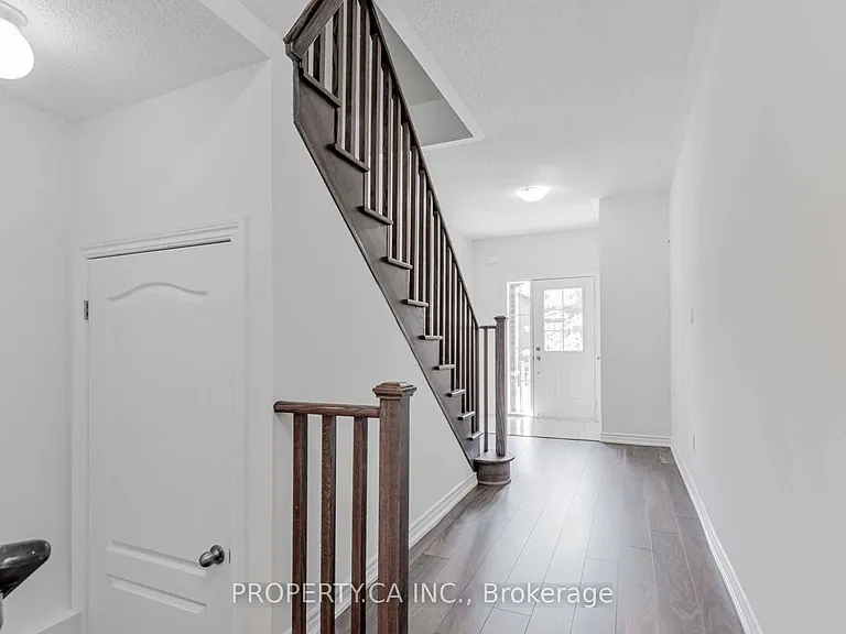 1277 Peelar Cres — Photo 5