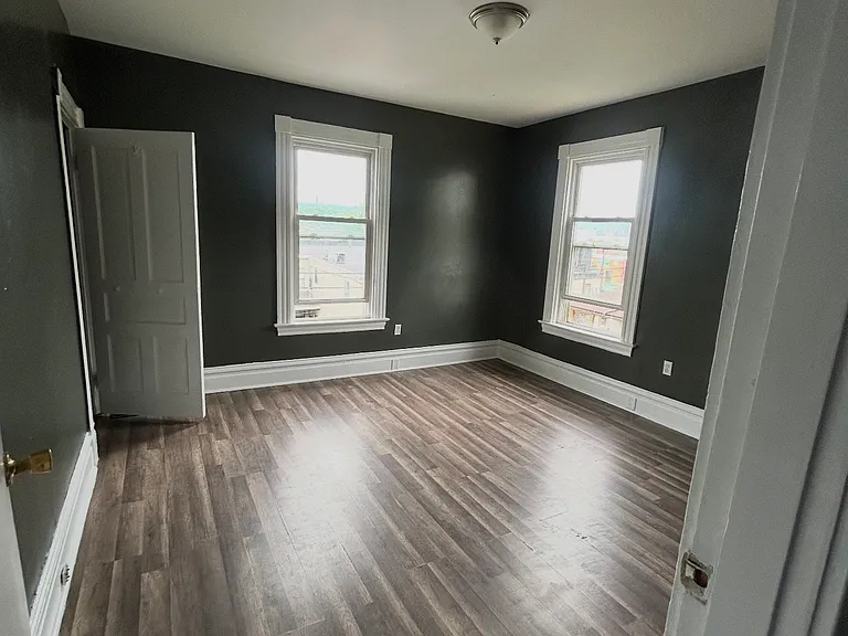 111 Churchill St — Photo 6