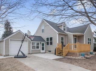 600 3rd St E, Newhall, IA 52315