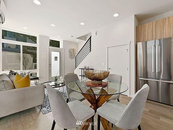 4th image of 319 Malden Ave E