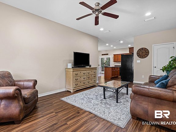 3rd image of 105 Donna Cir