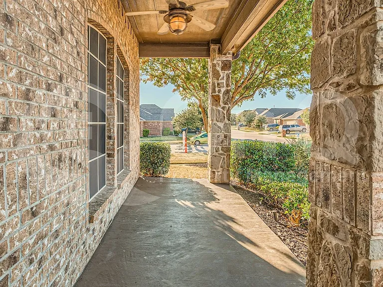 501 Lipizzan Ln — Photo 3