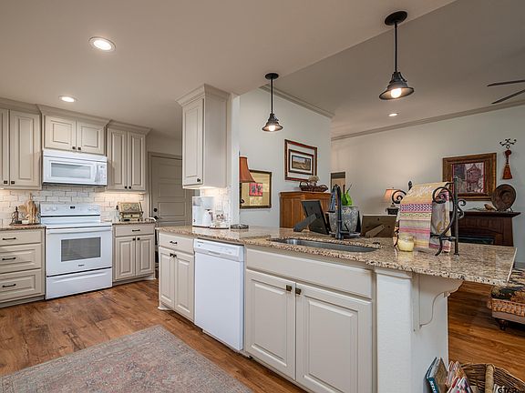 3rd image of 19901 Meadow West Ln