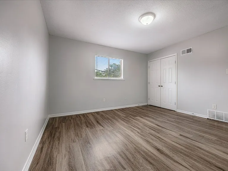 Holmes Pointe Apartments — Photo 11