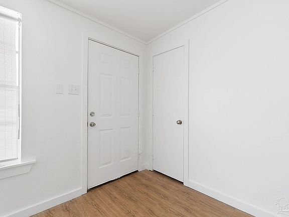 5th image of 2130 Elaine Cir