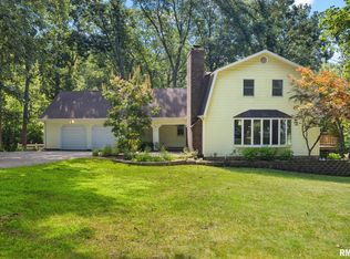 4 Oakcrest Dr, Pekin, IL 61554