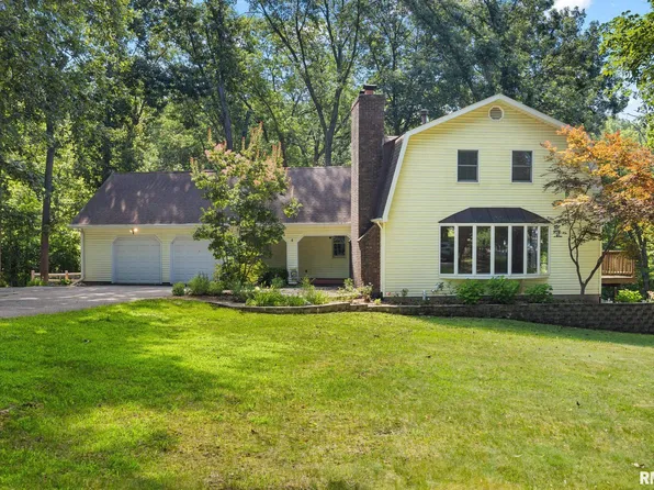 4 Oakcrest Dr, Pekin, IL 61554