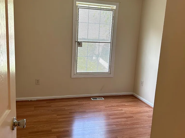 98 16th Ave — Photo 3
