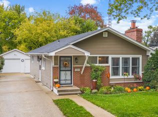 915 Kenilworth Pl, Aurora, IL 60506
