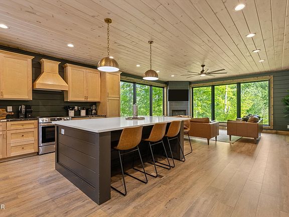 3rd image of 906 Saddle Creek Way