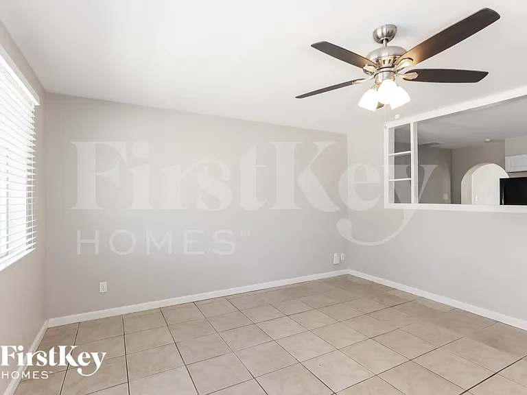 1233 W 16th St — Photo 3