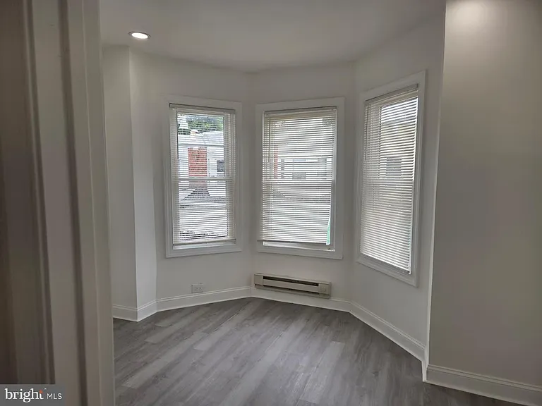 558 E Herman St — Photo 11