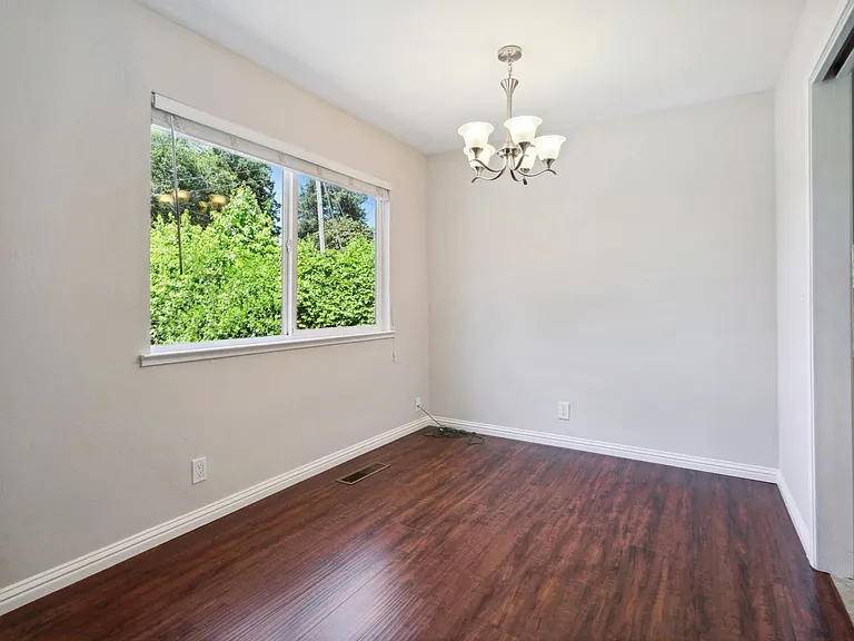 866 Woodland Ct — Photo 13