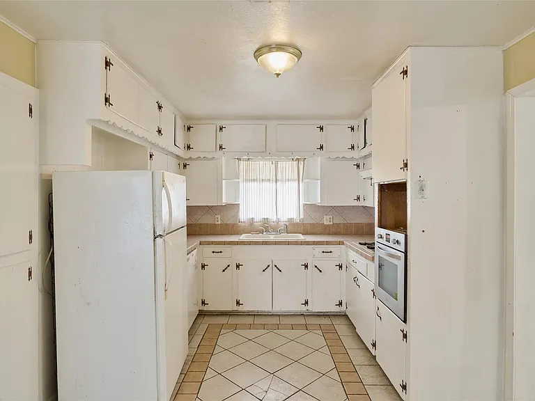 203 Paul Knox St — Photo 15