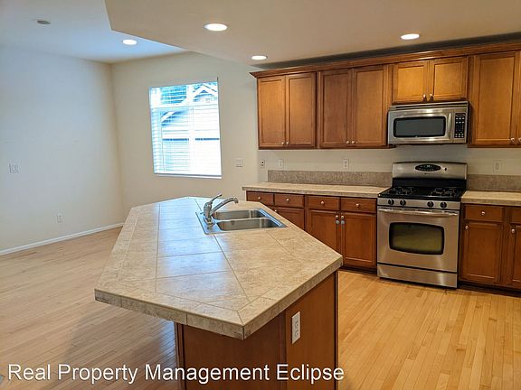 2nd image of 3009 NE Mulberry St