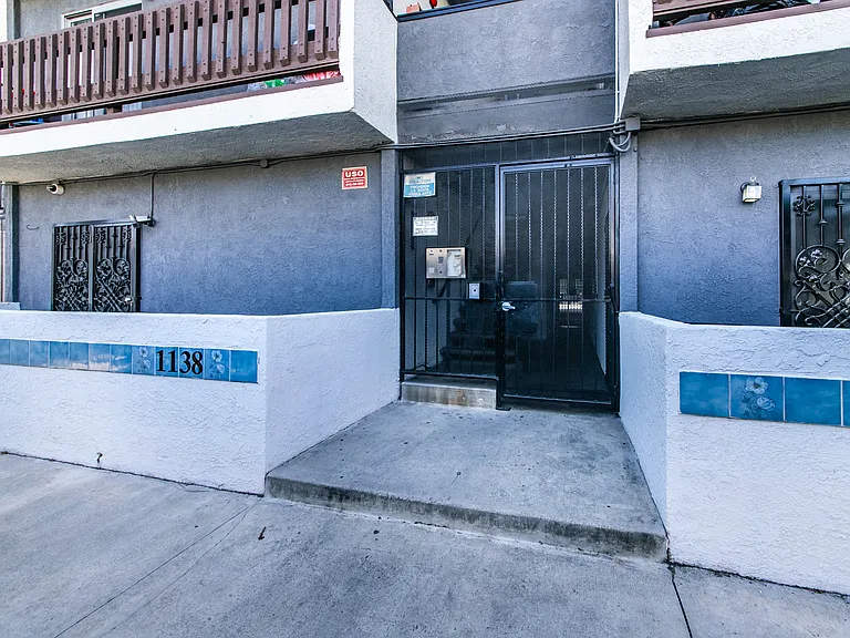1138 S Grand View St — Photo 15