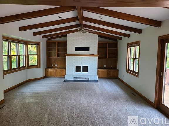 5th image of 2225 Greenfield Dr E