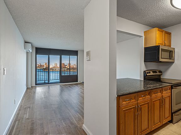 5th image of 25-40 Shore Blvd Unit 14R