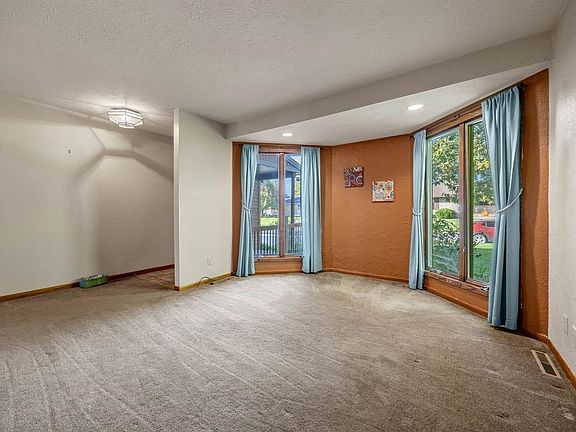 4th image of 102 Elizabeth Dr