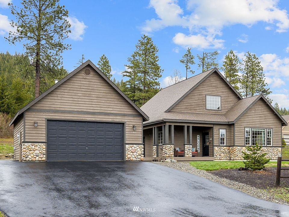 Beautifully maintained Roslyn Ridge home located on an oversized 1/2 acre+ lot!