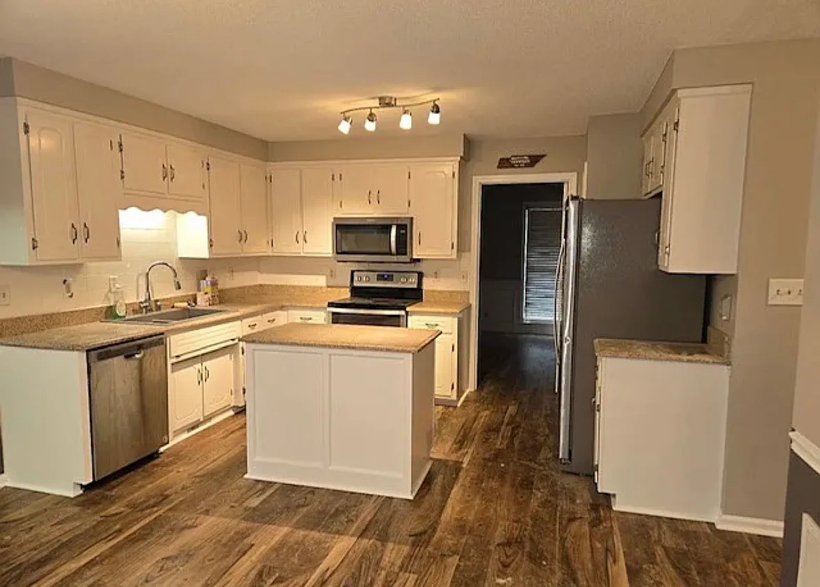 4 bed, 2.5 bath, 2413 sqft, $2,100 — Photo 4