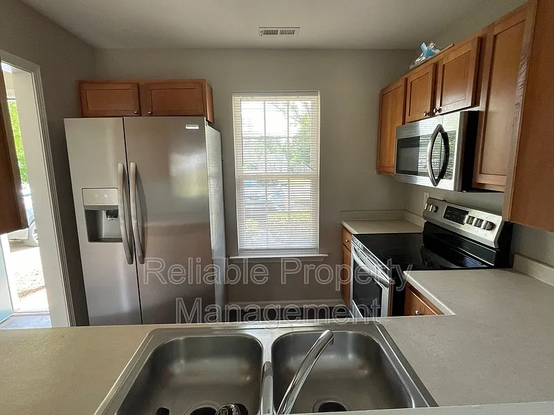 2 bed, 2.5 bath, 1039 sqft, $1,600 — Photo 3