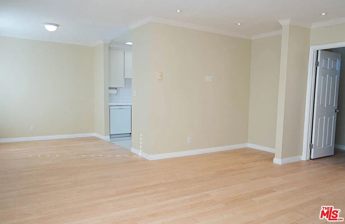 2 bed, 2.0 bath, 1000 sqft, $3,200 — Photo 3