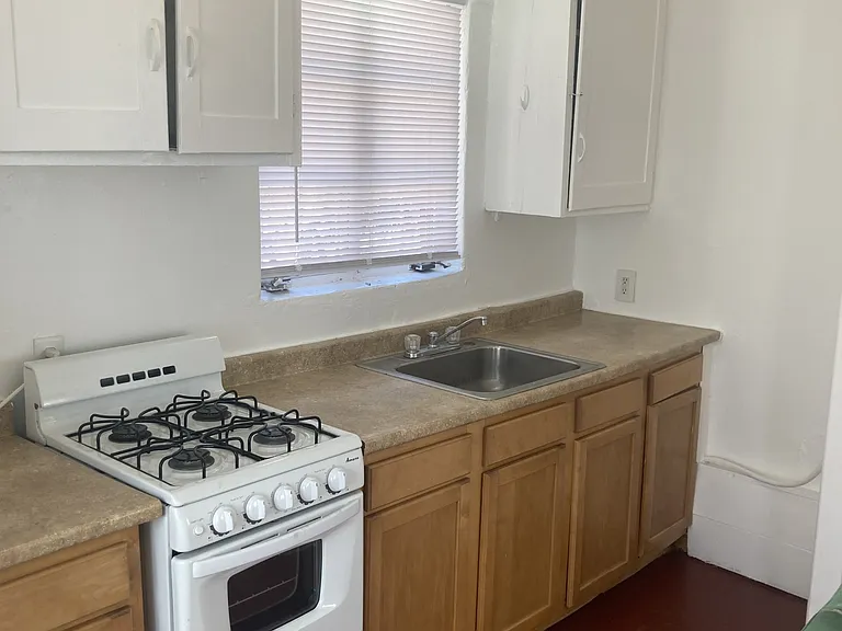 1039 E Spring St — Photo 5