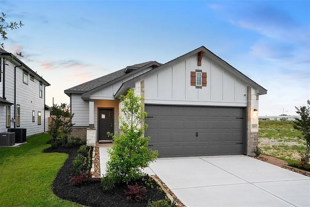 4 bed, 3.0 bath, 1894 sqft, $2,300 — Photo 1