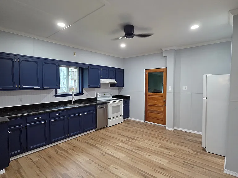 430 E 9th St — Photo 11
