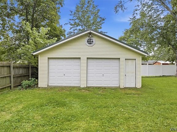 3rd image of 930 Elliott Dr