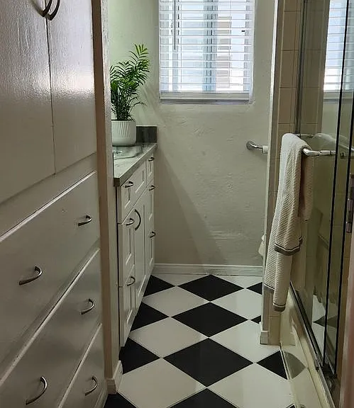 Kensington: Renovated Spacious Residence: Cook's kitchen, Includes parking — Photo 7